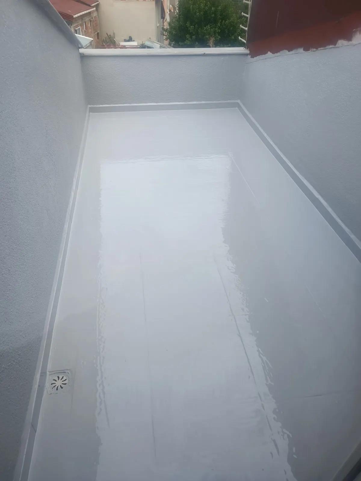Likit membranla kaplanmış balkon zemininde gider süzgecinin çevresi