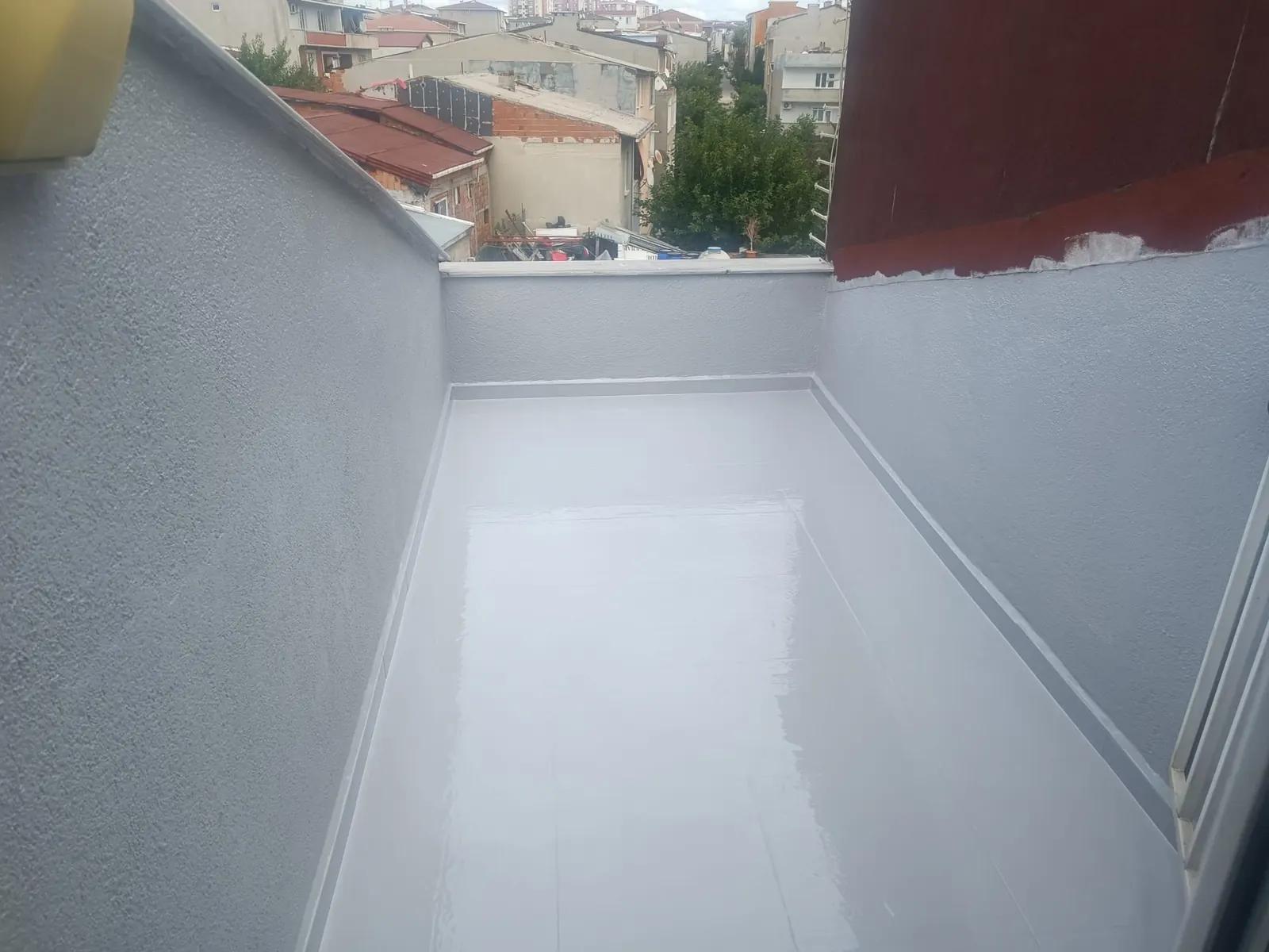 Dar balkonda zemin ve süpürgelikte tek parça gri likit membran uygulaması