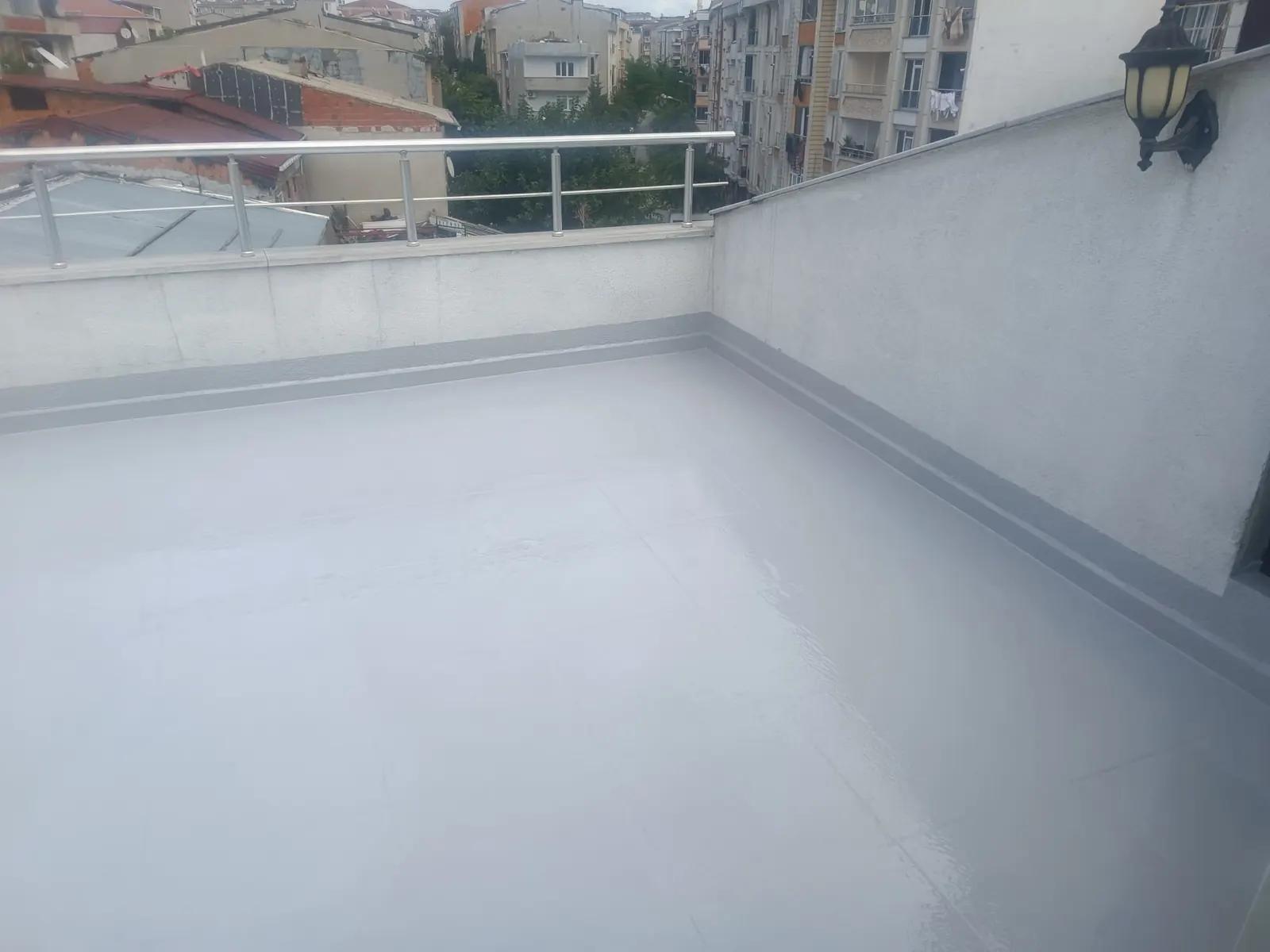 Teras iç köşesinde iki duvara da dönen likit membran süpürgelik detayı