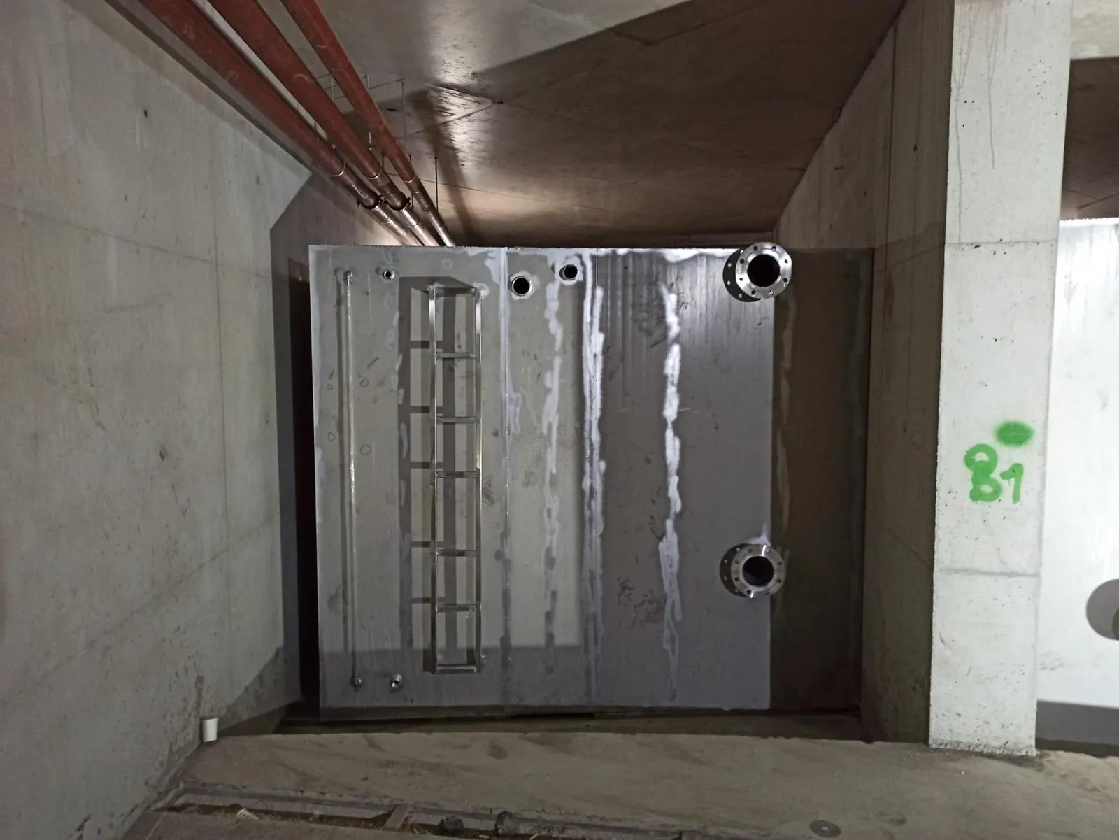 Bodrum katta beton çukurun içine yerinde kaynakla imal edilmiş paslanmaz su deposu