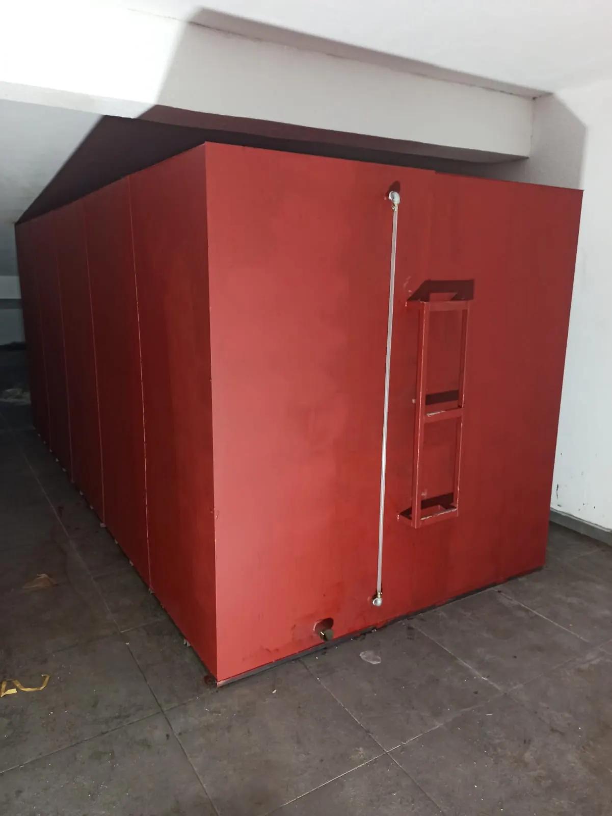 Kırmızı boyalı siyah sac kaynaklı dikdörtgen su deposu, seviye göstergesi ve merdiven